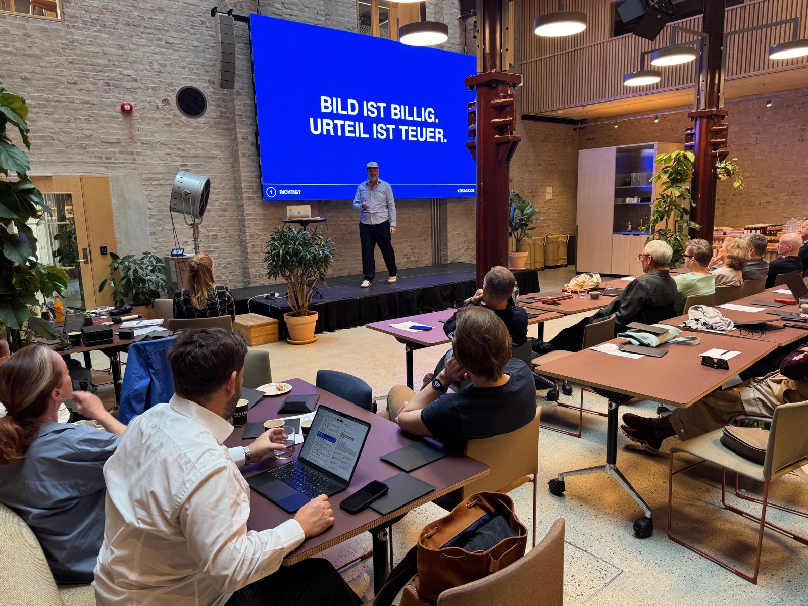 Reimar Kosack auf der Bühne in Oslo bei einer KI-Keynote für Creative Inneneinrichter