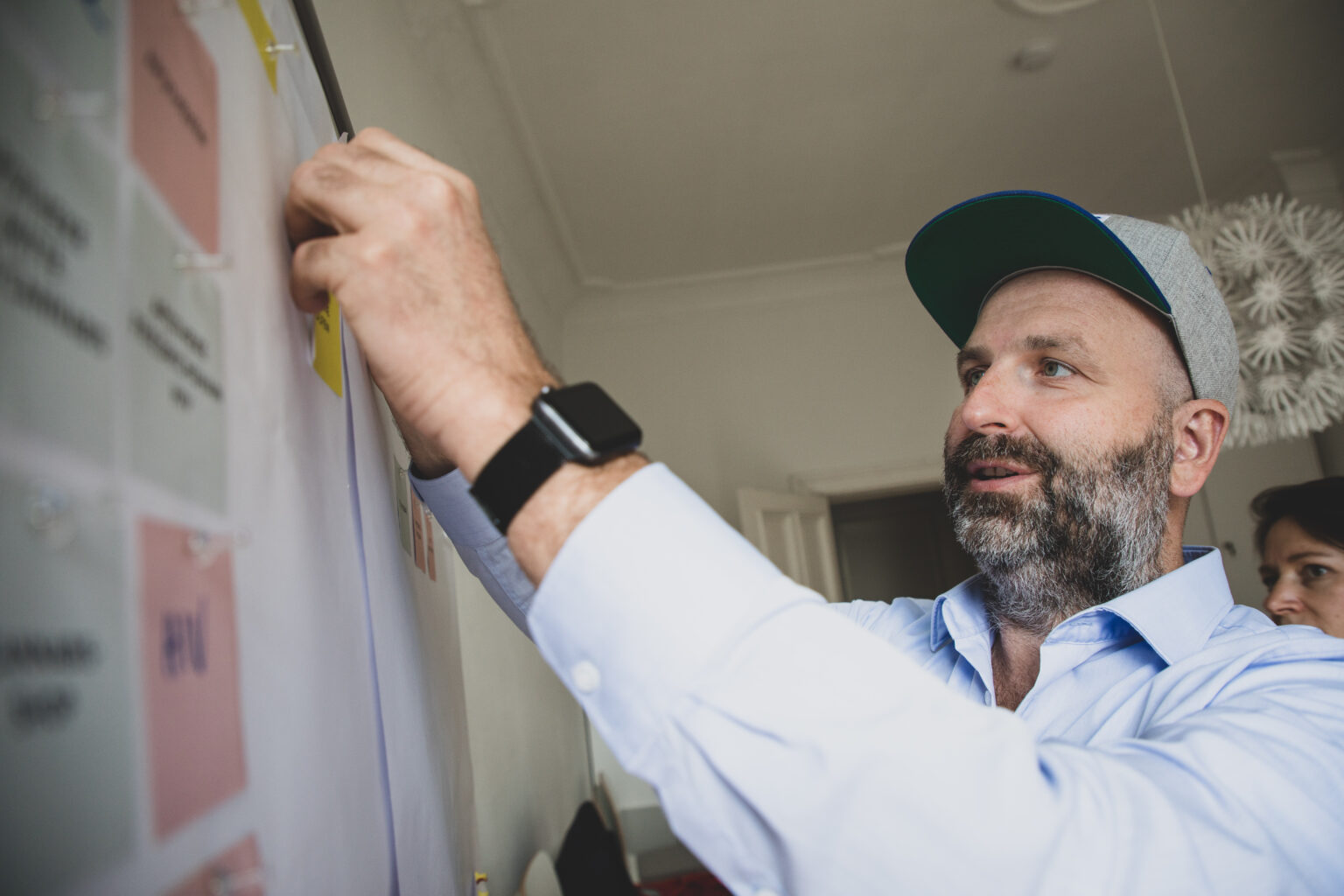 Reimar Kosack arbeitet konzentriert an Notizen in einem Workshop