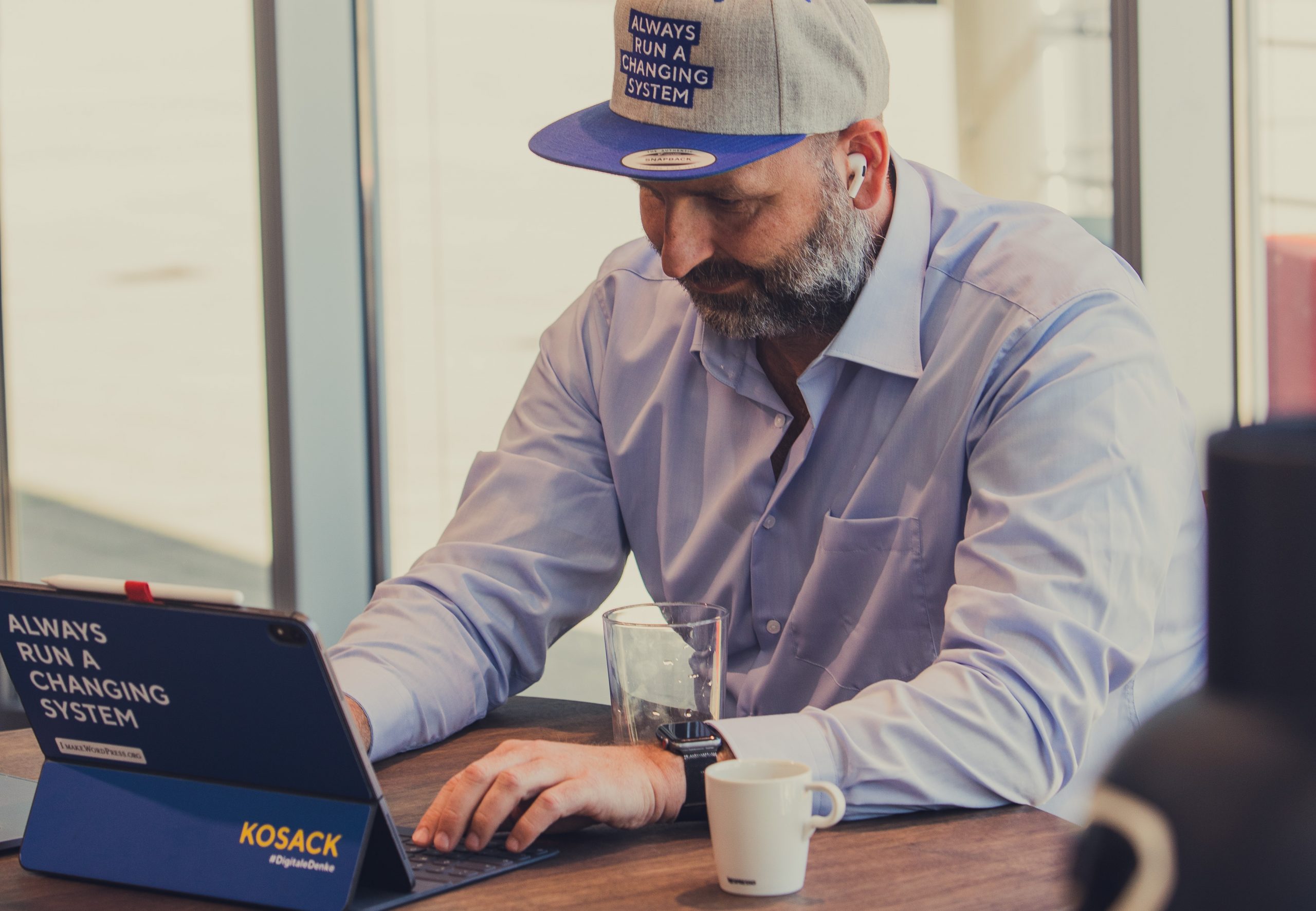 Reimar Kosack trabalha concentrado à mesa